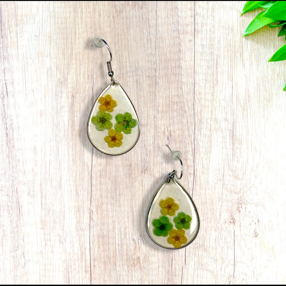 Brand new Fashionable Lead & Nickel FREE earrings..